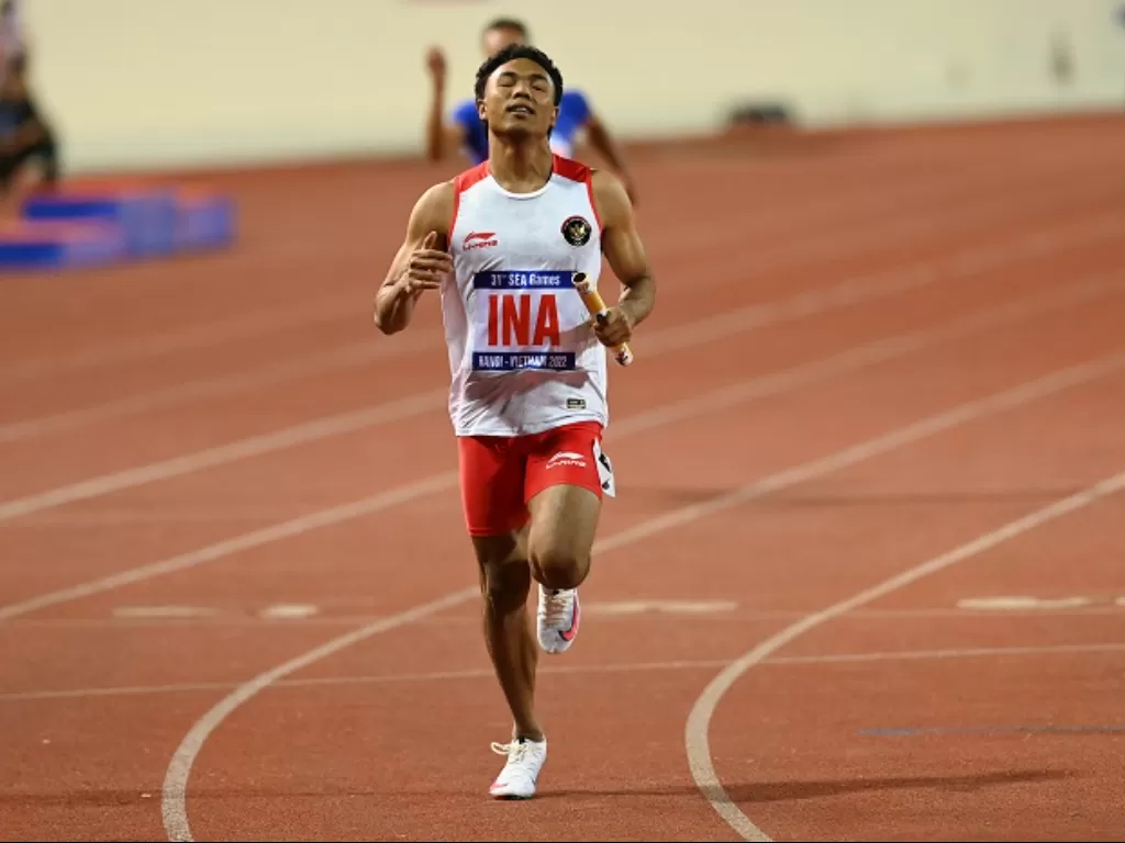 Pelari Indonesia Lalu Muhammad Zohri memasuki garis finis dalam nomor lari 4x100 meter estafet putra SEA Games 2021 Vietnam. (ANTARA FOTO/Aditya Pradana Putra)