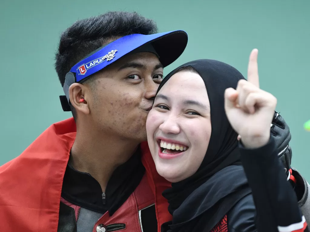 Atlet tembak Indonesia Fathur Gustafian dan Dewi Laila Mubarokah. (ANTARA FOTO/Aditya Pradana Putra)