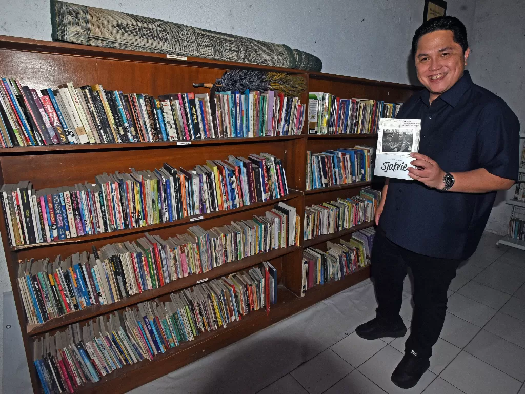 Menteri BUMN Erick Thohir meninjau Pustaka Sanggar Baca saat acara Dialog Literasi Industri Kreatif di sanggar baca Rumah Dunia, di Serang, Banten. (ANTARA/Asep Fathulrahman)