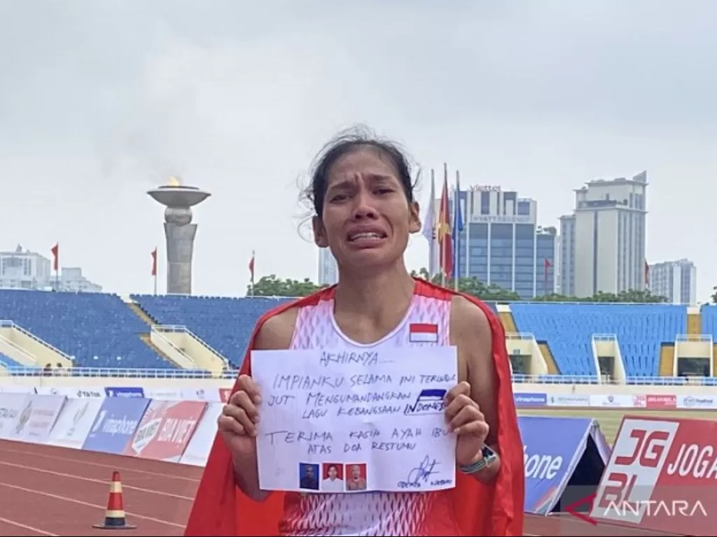 Atlet lari marathon Indonesia Odekta Elvina Naibaho berhasil menyumbangkan medali emas di SEA Games 2021 Vietnam. (ANTARA/Arindra Meodia)