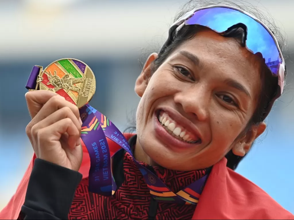 Pelari Indonesia Odekta Elvina Naibaho berpose dengan medalinya usai pengalungan medali nomor lari maraton putri SEA Games Vietnam 2021 di Stadion Nasional My Dinh. (ANTARA FOTO/Aditya Pradana Putra)