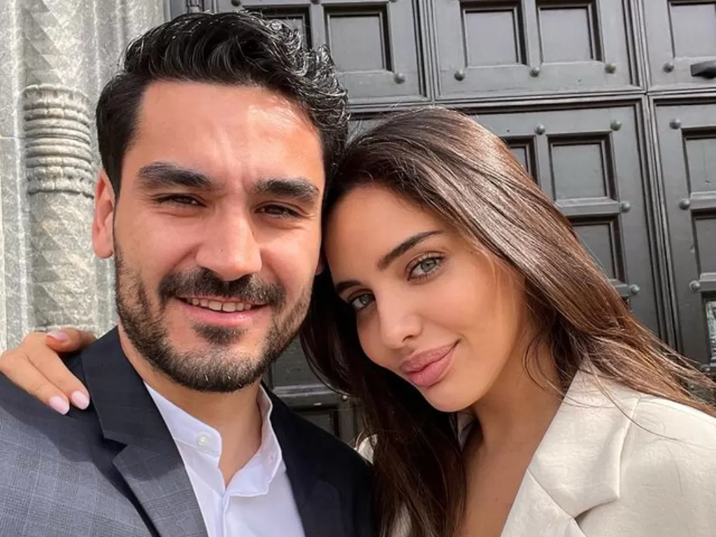 Ilkay Gundogan dan istrinya, Sara Benamira. (Instagram/@sarabenamira)