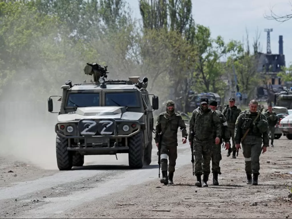 Pasukan Rusia melintasi pusat kota Mariupol, Ukraina. (REUTERS/Alexander Ermochenko)
