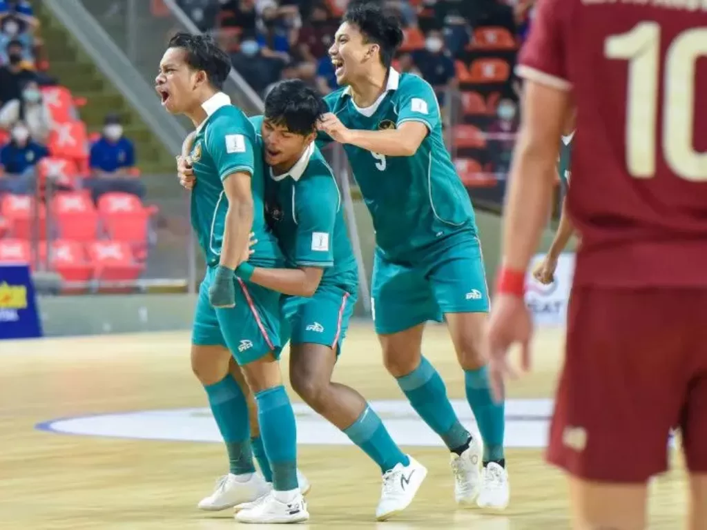 Ilustrasi - Pemain tim nasional futsal Indonesia Ardiansyah Runtuboy (kiri) merayakan gol yang dibuatnya ke gawang Thailand pada laga final Piala Futsal AFF 2022. (ANTARA/HO/AFF-FAT)