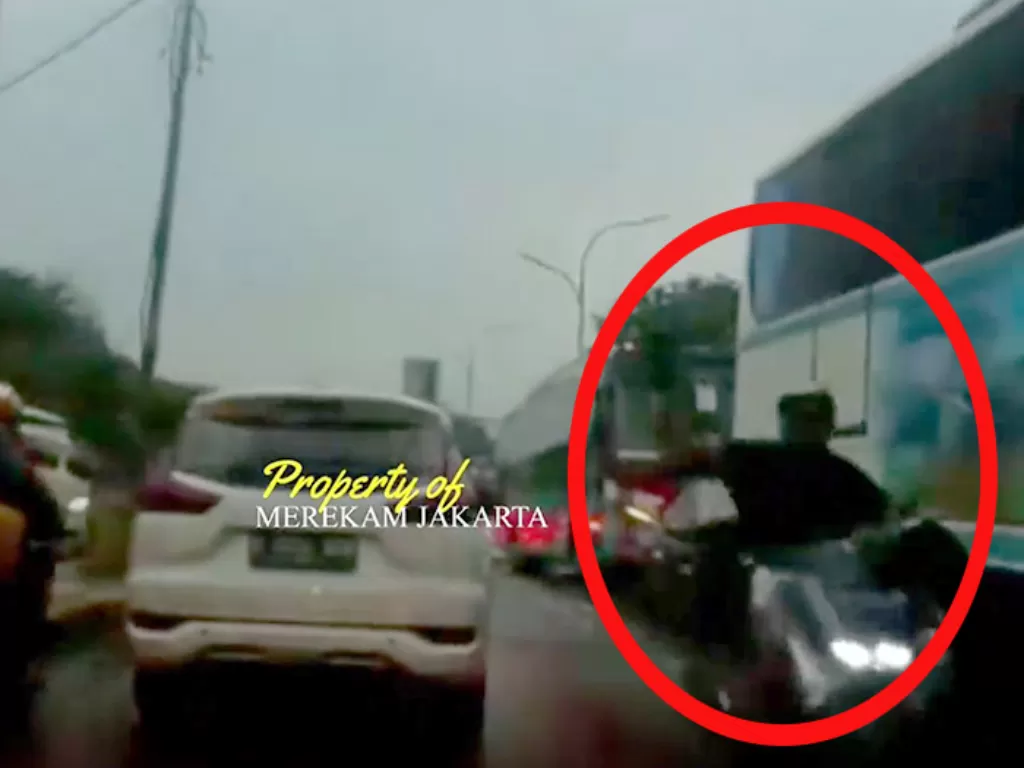 Tangkapan layar pelaku pelemparan mobil di Jakarta Selatan. (Instagram/@merekamjakarta)