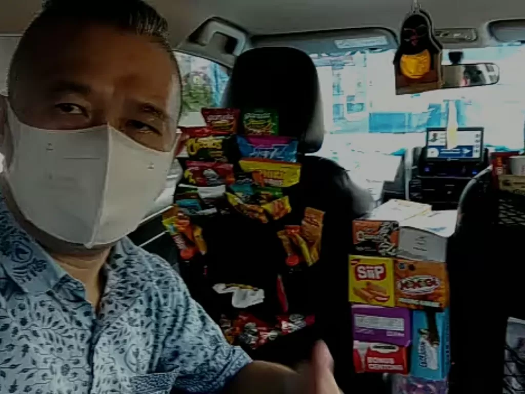 Gudianto Huang, sopir taksi sediakan snack gratis. (Dok. Pribadi)