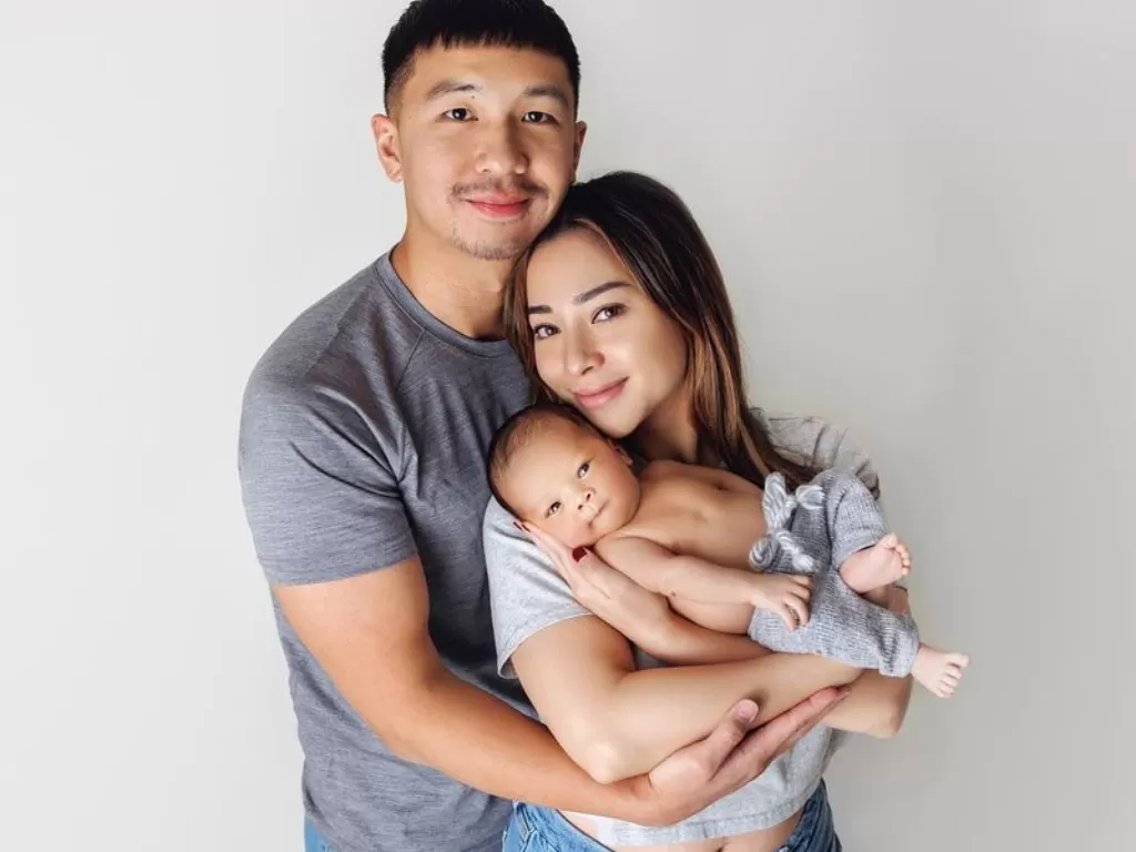 Nikita Willy dan Indra Priawan foto keluarga dengan Baby Izz (Instagram/@indpriw)