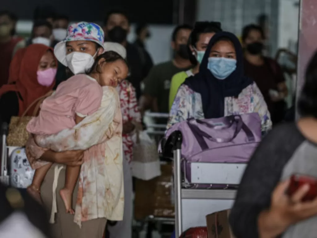 Sejumlah penumpang pesawat berjalan keluar setibanya di Terminal 2 Domestik Bandara Soekarno Hatta, Tangerang, Banten (Ilustrasi/ANTARA FOTO/Fauzan)