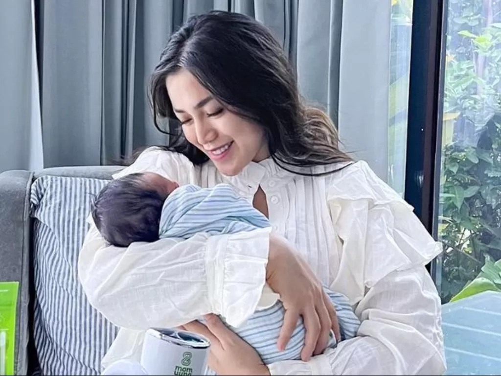 Jessica Iskandar gendong anak keduanya (Instagram/@inijedar)
