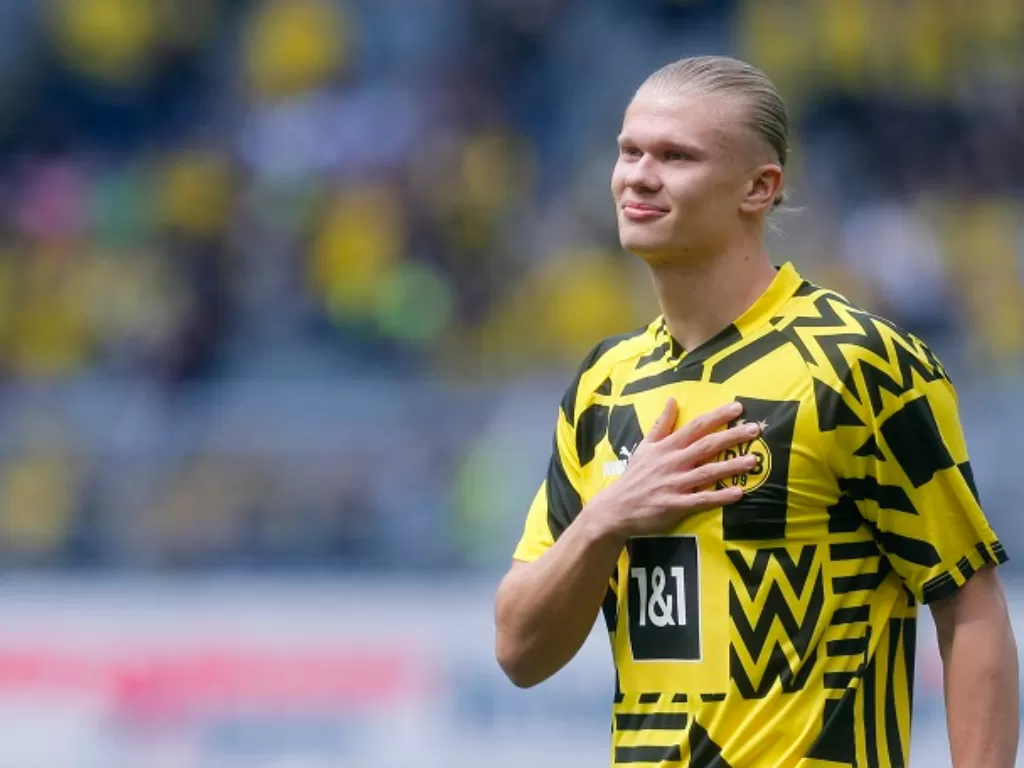 Erling Haaland mengucapkan salam perpisahan kepada para penggemar Borusia Dortmund. (REUTERS/Leon Kuegeler)