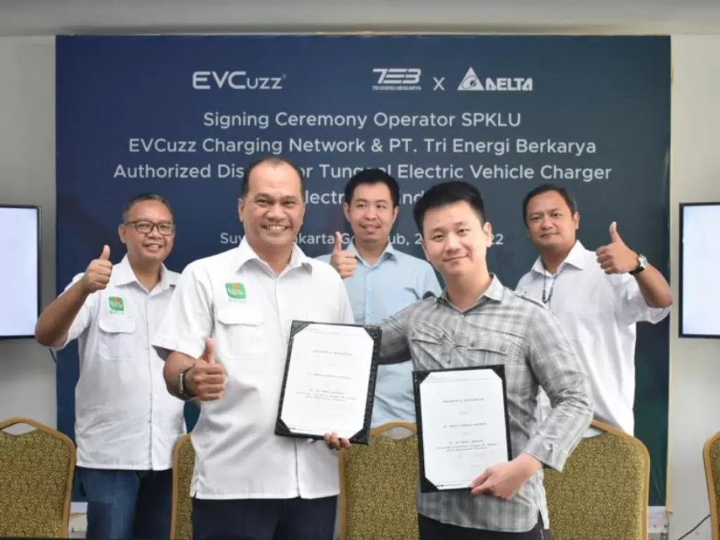 CEO EVCuzz Charging Network Abdul Rahman Elly (kiri) dan Direktur PT Tri Energi Berkarya Edbert Kamtawijoyo (kanan) menandatangani MoU Kerja Sama. (Dok. Handout)