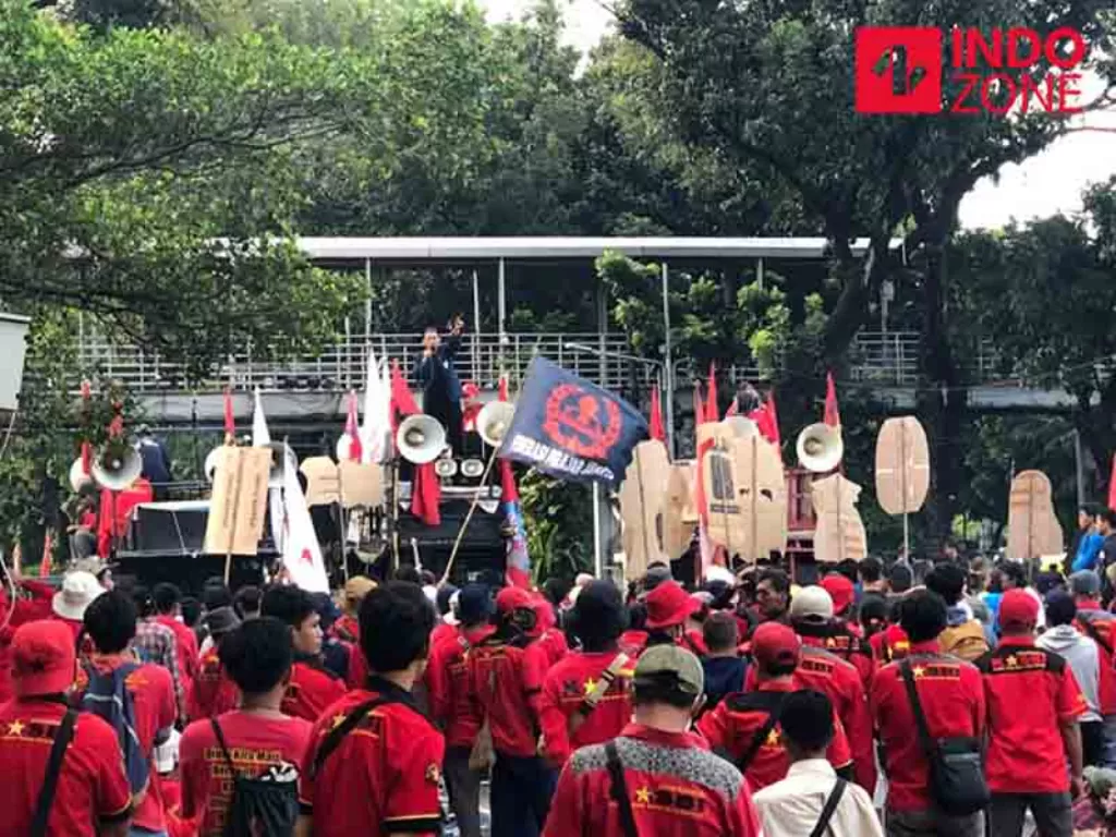  Aksi demonstrasi massa buruh di Patung Kuda, Jakarta Pusat. (INDOZONE/Samsudhuha Wildansyah).