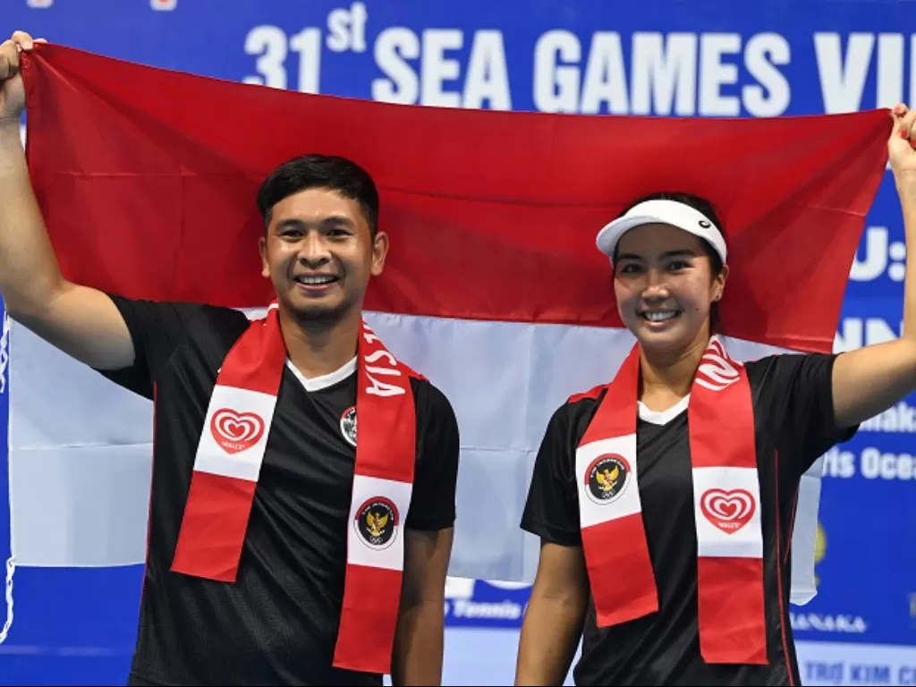 Pasangan ganda campuran cabor tenis Christopher Rungkat/Aldila Sutjiadi sumbang emas ke-50 Indonesia di SEA Games 2021. (ANTARA FOTO/Aditya Pradana Putr)
