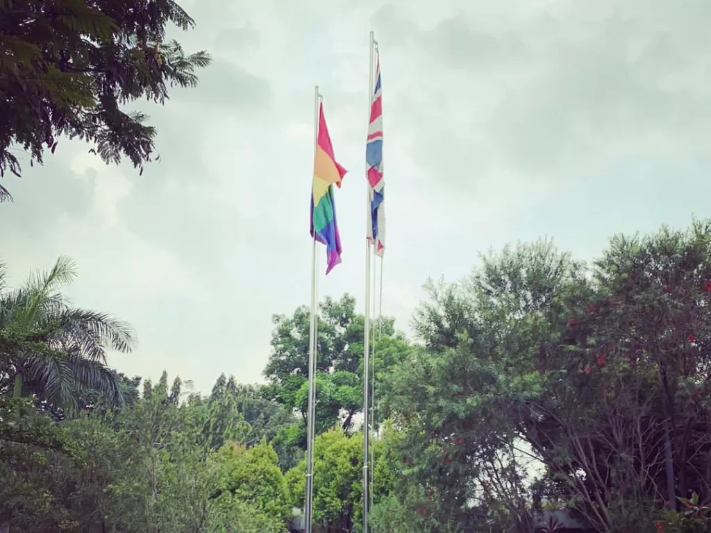Kedubes Inggris kibarkan bendera LGBT. (Instagram/@ukinindonesia)