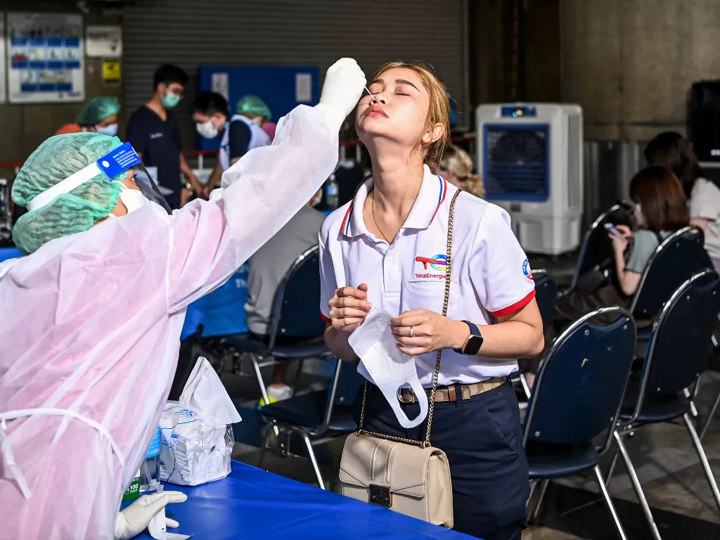 Petugas kesehatan melakukan tes COVID-19 kepada penonton sebelum memasuki arena Piala Thomas Uber 2022 di Impact Arena, Bangkok, Thailand, Senin (9/5/2022). (ANTARA FOTO/M Risyal Hidayat/pras)