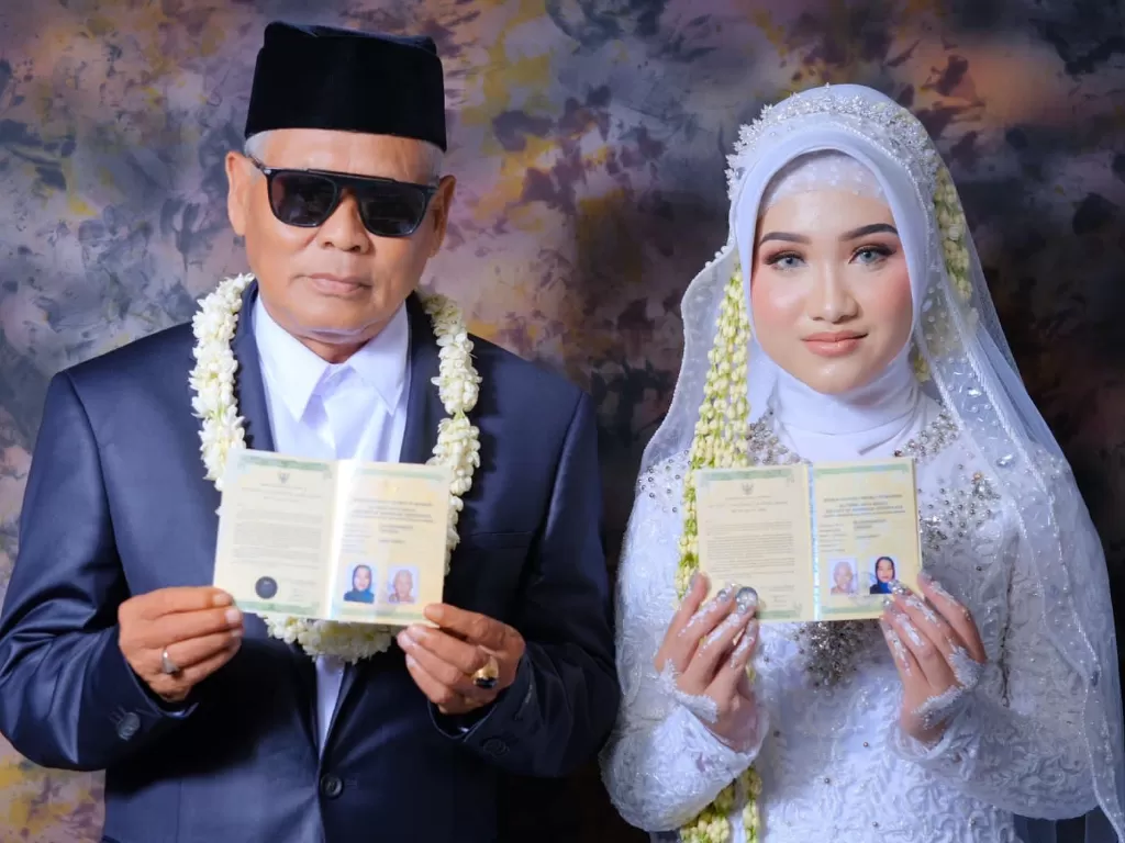 Fia Barlanti, gadis 19 tahun yang nikah dengan H Sondani, kakek berusia 63 tahun asal Cirebon. (Facebook/Nuna Lee)