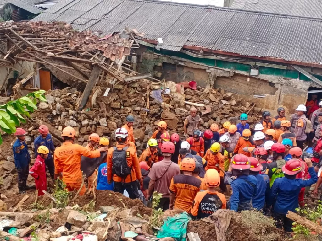 Tim gabungan berupaya mencari korban yang tertimbun material tanah longsor di Desa Cipelang, Kecamatan (BPBD Kabupaten Bogor)