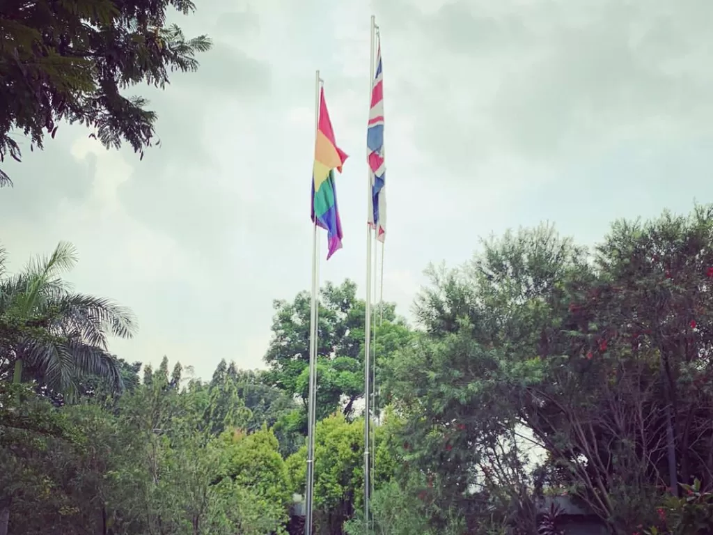 Kedubes Inggris kibarkan bendera LGBT. (Instagram/@ukinindonesia)