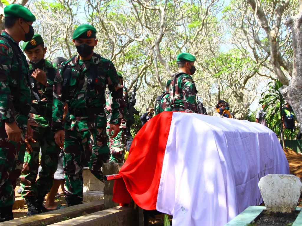 Anggota TNI bersiap melakukan upacara pemakaman jenazah almarhum Achmad Yurianto. (ANTARA/Ari Bowo Sucipto)