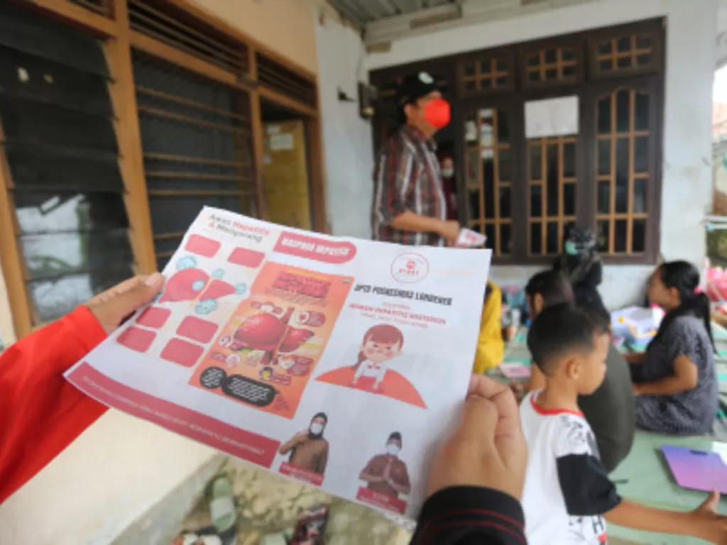 Dokter Puskesmas Kecamatan Lohbener mensosialisasikan tentang penyakit hepatitis akut di Desa Pamayahan, Indramayu, Jawa Barat (Ilustrasi/ANTARA FOTO/Dedhez Anggara)