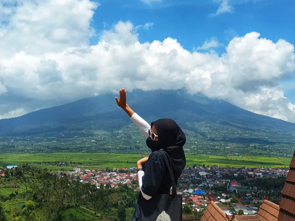 Wisatawan berfoto dengan latar Gunung Kerinci (Riki Ariyanto/IDZ Creators)