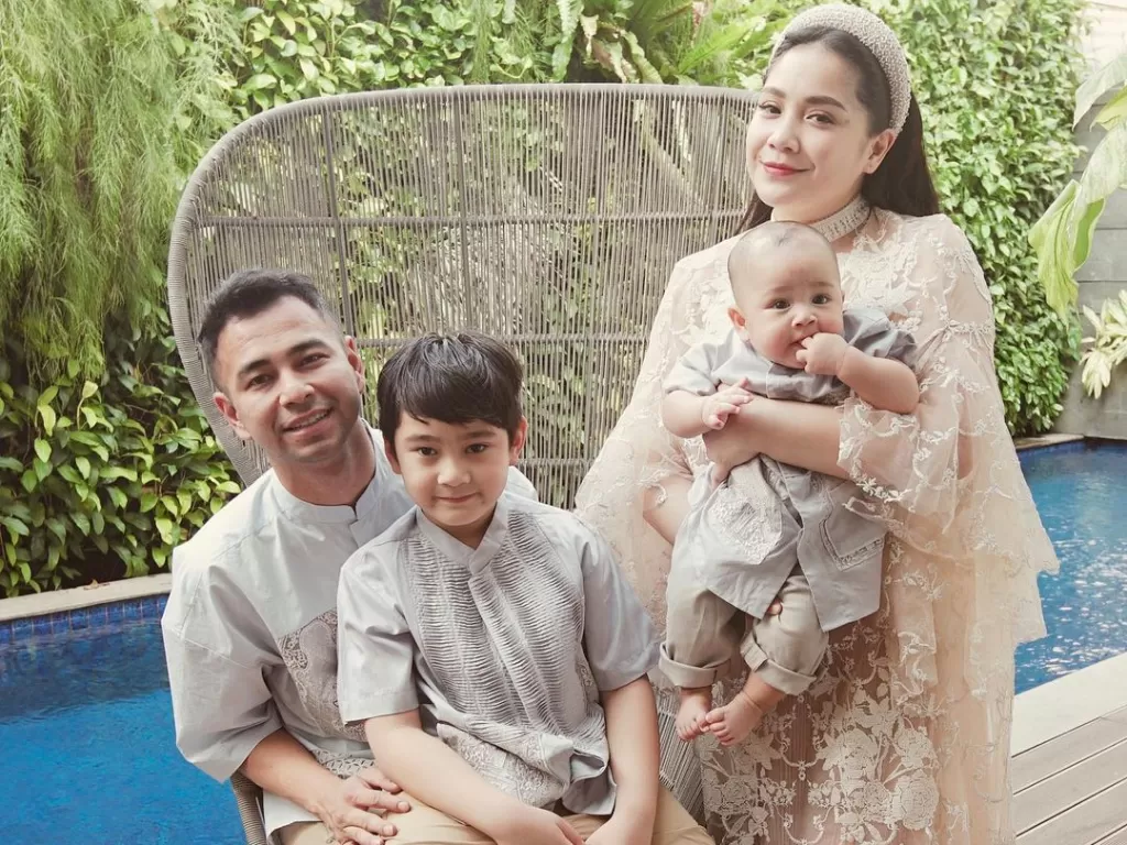 Raffi Ahmad bersama Nagita Slavina dan kedua anak mereka, Rafathar dan Rayyanza. (Instagram@raffinagita1717)