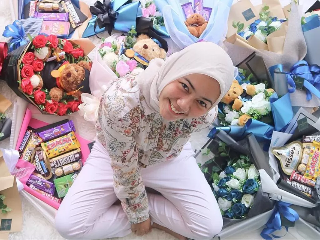 Dellaneira Adzra dengan usaha bisnis bouquet-nya. (Instagram/@delladzra)