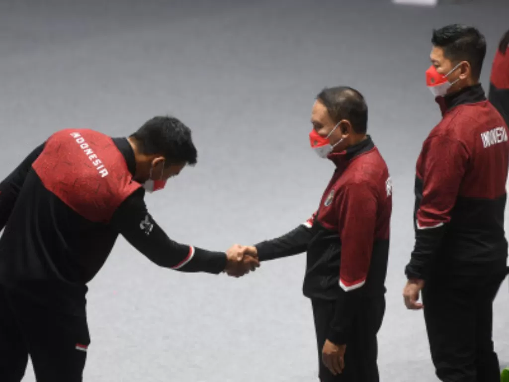 Menpora Zainudin Amali (tengah) didampingi Ketua Komite Olimpiade Indonesia (KOI) Raja Sapta Oktohari (kanan) berjabat tangan dengan atlet SEA Games 2021. (ANTARA FOTO/Akbar Nugroho Gumay)