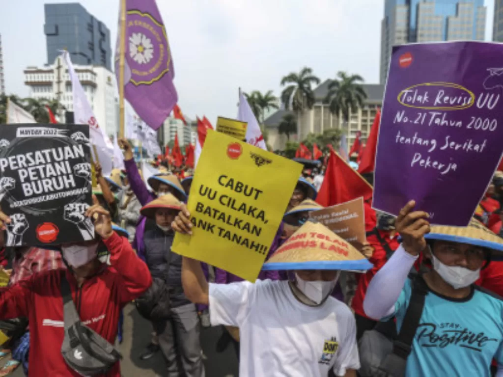 Ilustrasi - Massa dari Aliansi Gerakan Buruh Bersama Rakyat (Gebrak) bersama mahasiswa berunjuk rasa di Patung Kuda, Jakarta, Sabtu (21/5/2022). (ANTARA FOTO/Asprilla Dwi Adha)