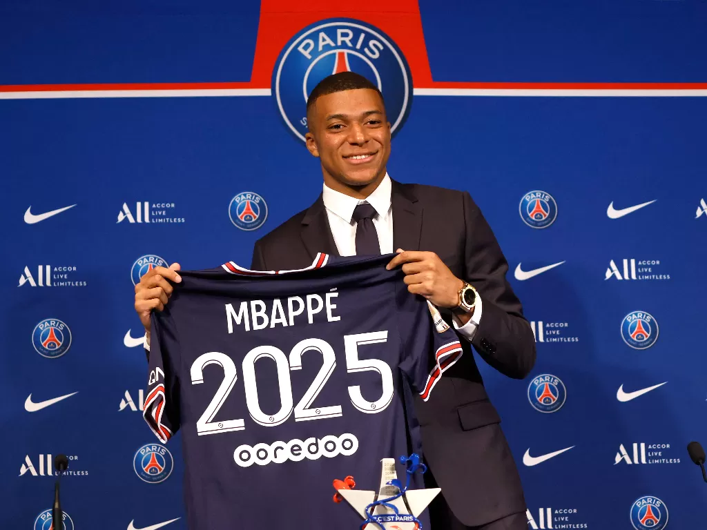 Kylian Mbappe perpanjang kontrak di PSG hingga 2025. (REUTERS/Christian Hartmann)