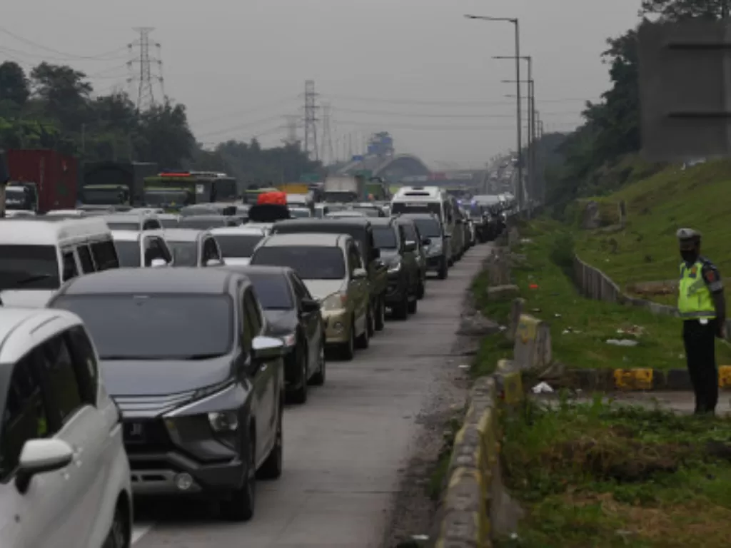 Ilustrasi - rekayasa lalu lintas yakni sistem ganjil genap di Tol Jakarta-Cikampek. (ANTARA FOTO/Wahyu Putro A)