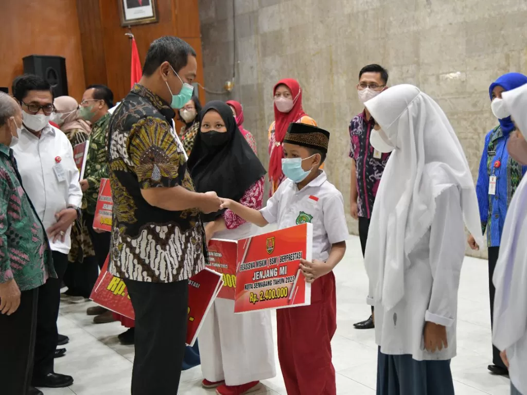 Wali Kota Semarang, Hendrar Prihadi berikan bantuan pendidikan. (Dok. Kota Semarang)