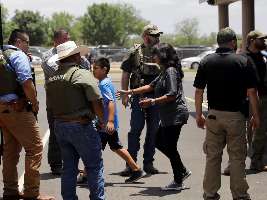 Seorang anak dievakuasi dari lokasi penembakan di SD Texas, AS. (REUTERS/Marco Bello)