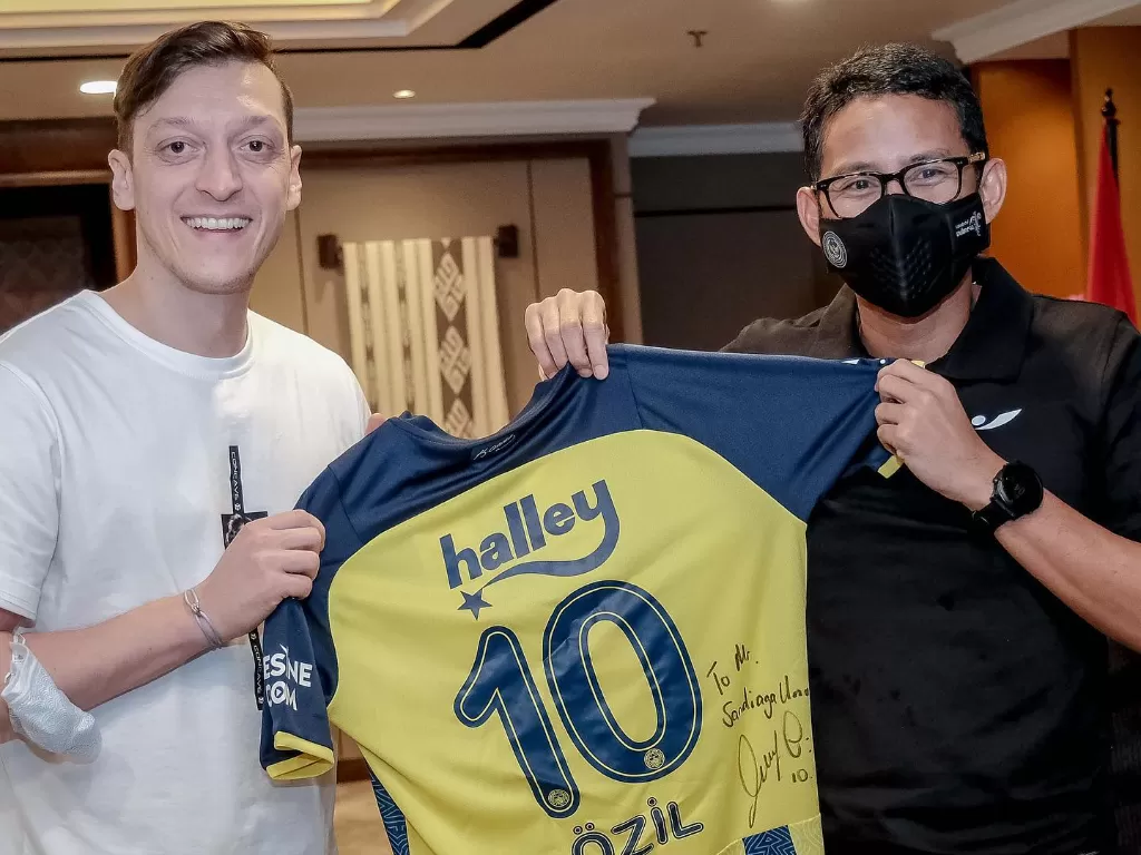 Mesut Ozil (kiri) dan Sandiaga Uno (kanan) (Instagram/@sandiuno)