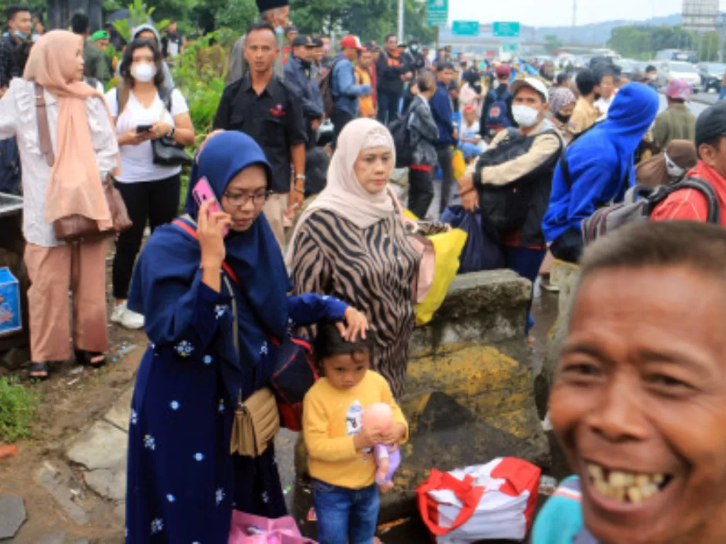 Sejumlah pemudik menunggu bus di terminal bayangan, Simpang Ciawi, Kabupaten Bogor, Jawa Barat (Ilustrasi/ ANTARA FOTO/Yulius Satria Wijaya)