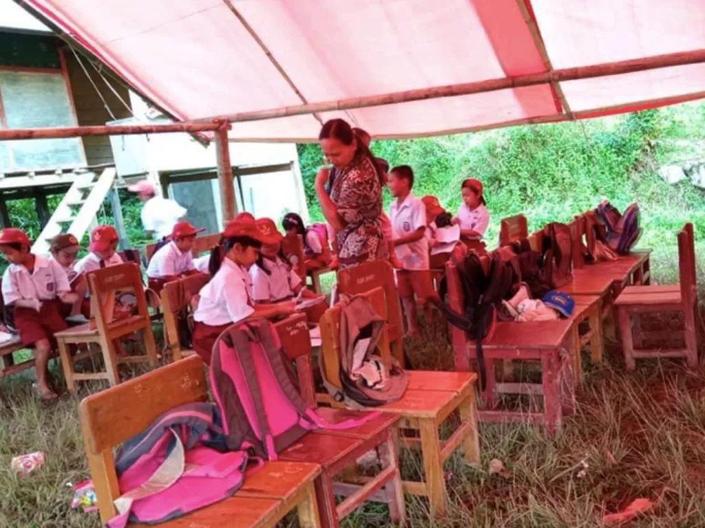 Siswa belajar di dalam tenda (Asri Mursyid/IDZ Creators)