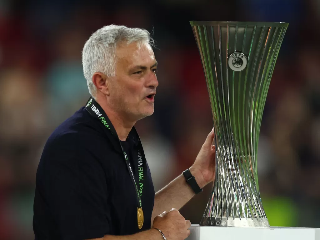 Jose Mourinho berhasil mengantarkan AS Roma juara Europa Conference League. (REUTERS/Marko Djurica)