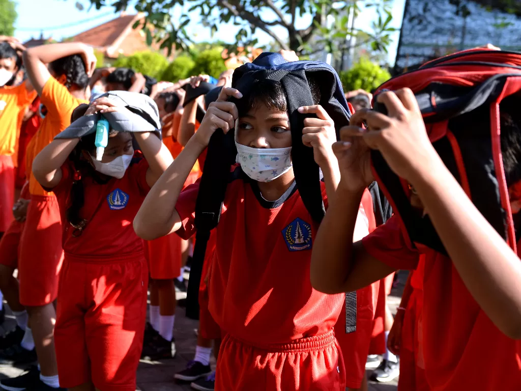 Ilustrasi - sejumlah siswa melindungi diri saat latihan kesiapsiagaan bencana gempa dan tsunami di SD Negeri 2 Tanjung Benoa, Badung, Bali, Selasa (24/5/2022). (ANTARA/Fikri Yusuf)