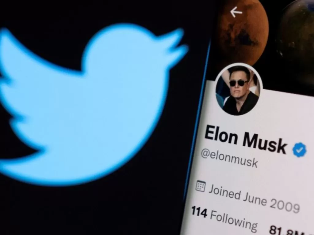 Ilustrasi. Akun Elon Musk di Twitter terlihat berada di depan logo Twitter.(REUTERS/DADO RUVIC)