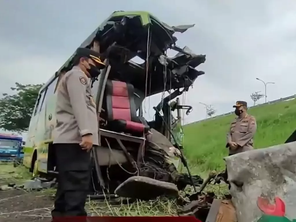 Bangkai bus pariwisata PO Ardiansyah yang kecelakaan di Tol Sumo (Surabaya Mojokerto). (Youtube/NTMC Polri)