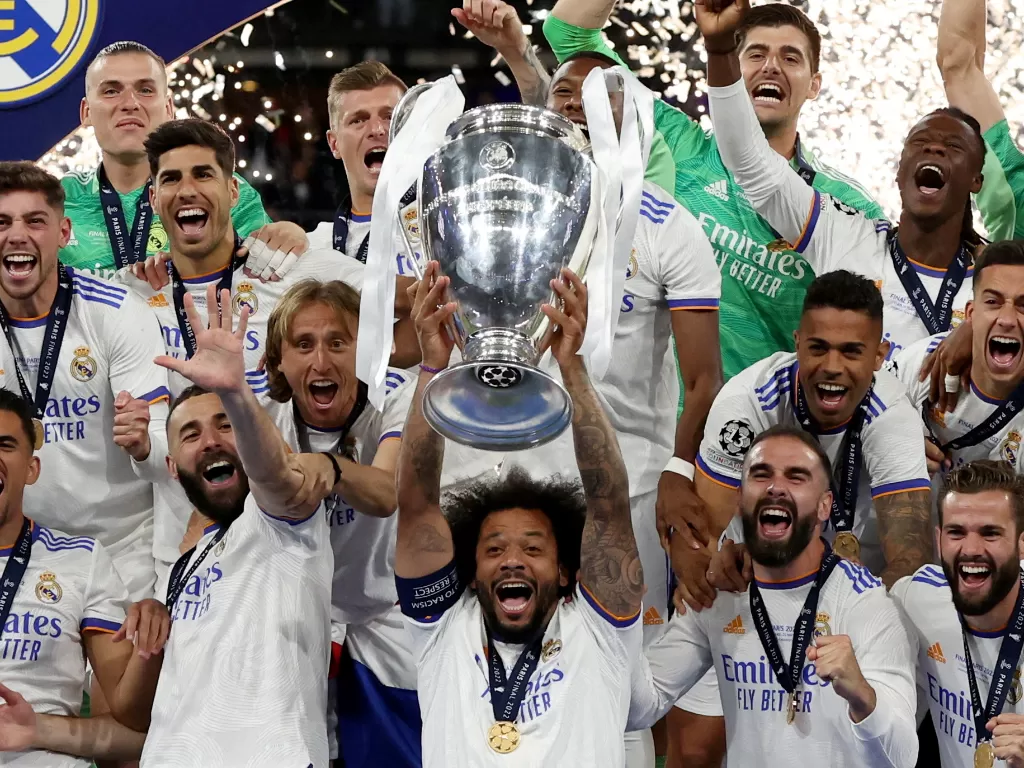 Marcelo (kapten) mewakili timnya nmengangkat trofi Liga Champions usai menang atas Liverpool, Minggu (28/5/2022). (REUTERS)