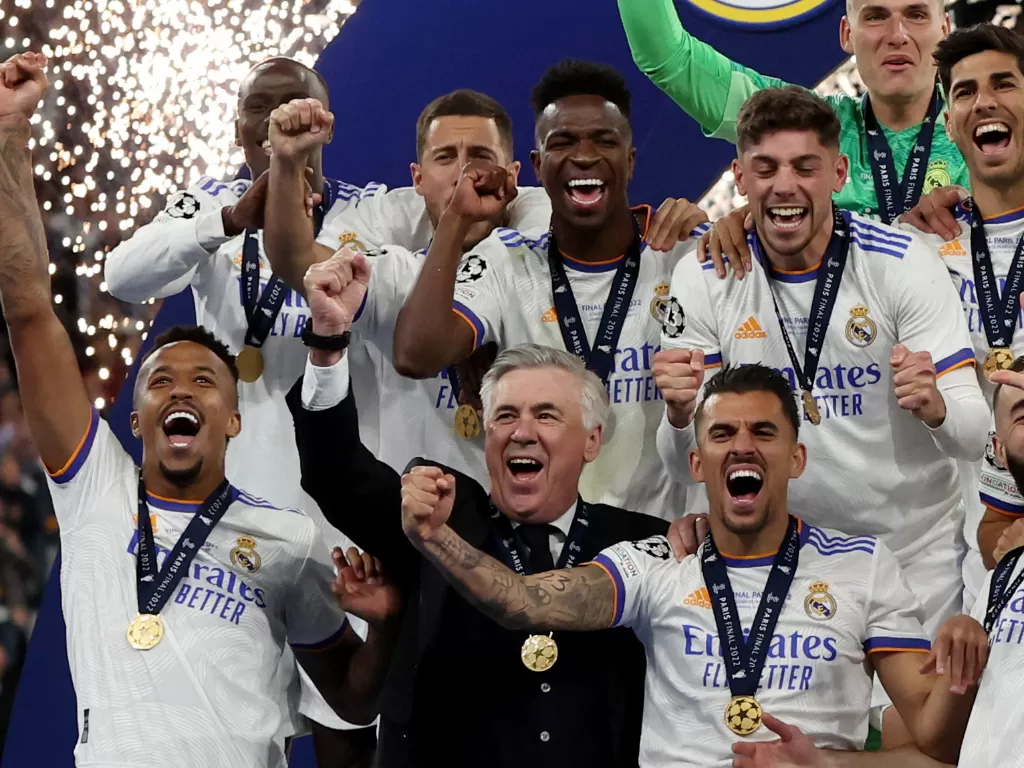 Carlo Ancelotti merayakan Real Madrid juara Liga Champions 2022. (REUTERS/Lee Smith)