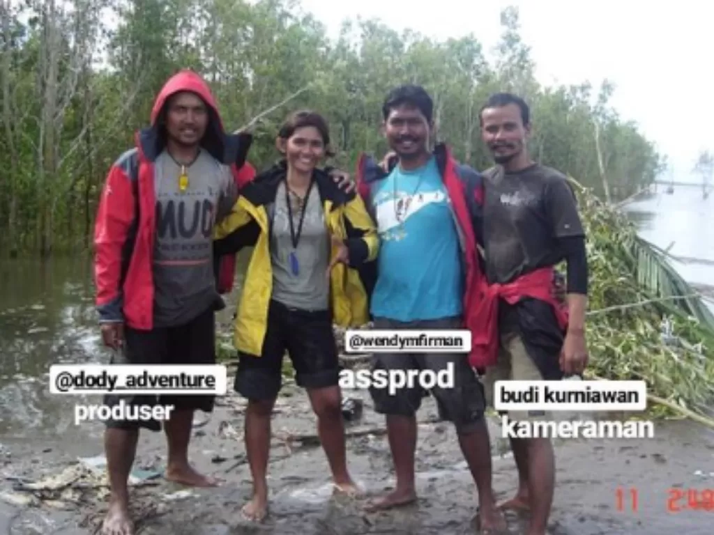 Medina Kamil dan timnya saat ditemukan terdampar di Pulau Asmat. (Instagram/@medinakamil)