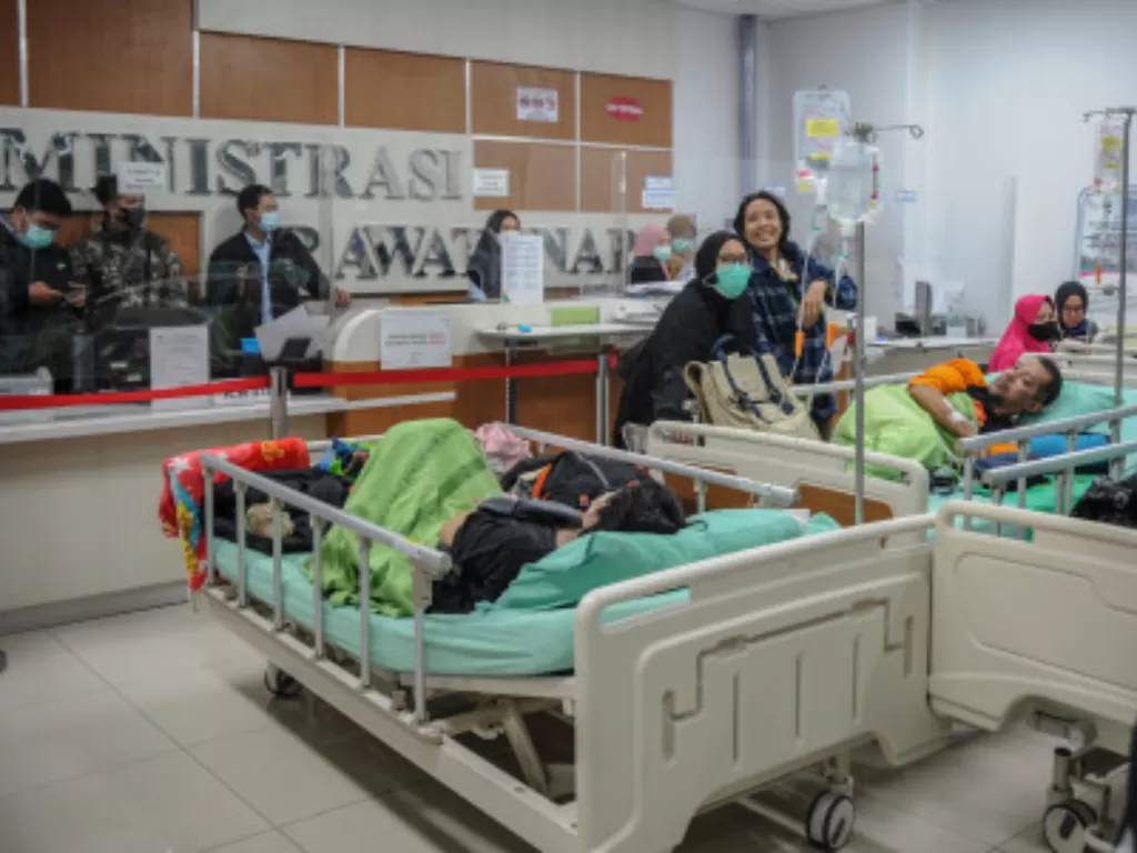 Sejumlah pasien di evakuasi di ruang administrasi akibat kebakaran yang terjadi di Rumah Sakit Umum Daerah (RSUD) Bandung Kiwari di Kopo, Bandung, Jawa Barat (Ilustrasi/ANTARA FOTO/Raisan Al Farisi)