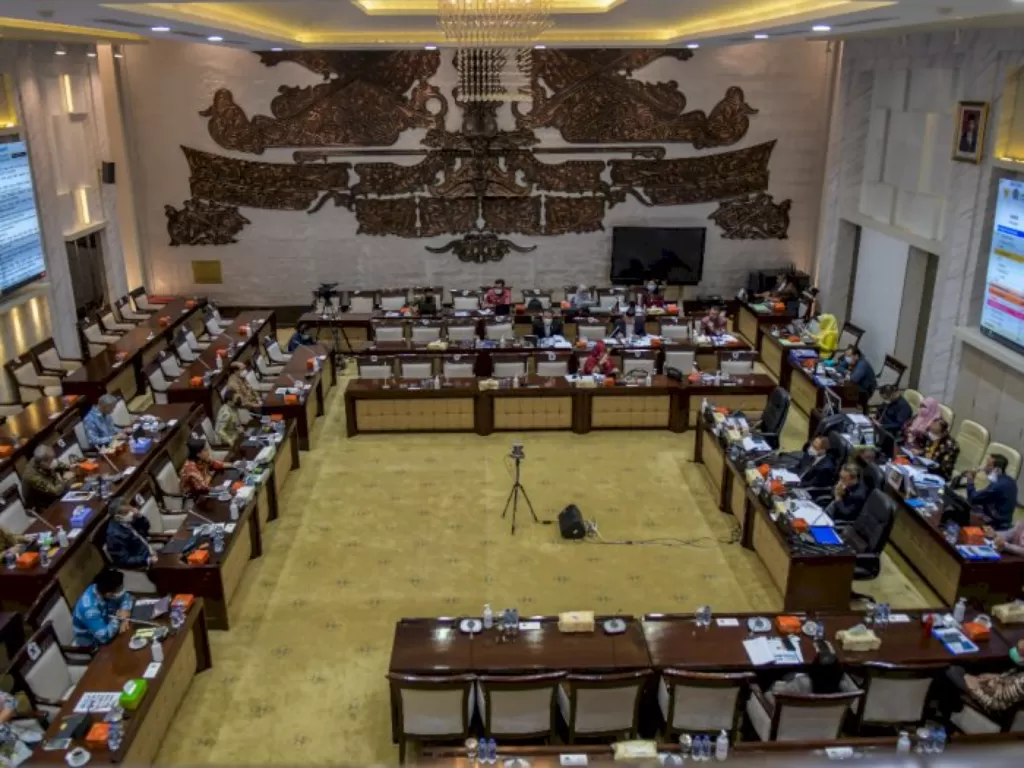 Suasana rapat kerja Komisi XI DPR RI di Kompleks Parlemen, Senayan, Jakarta, Rabu (19/1/2022). (ANTARA FOTO/Galih Pradipta)