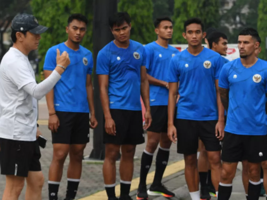 Pelatih Timnas Indonesia Shin Tae-yong (kiri) memberi arahan kepada pemain di sesi latihan. (ANTARA FOTO/Hafidz Mubarak A)