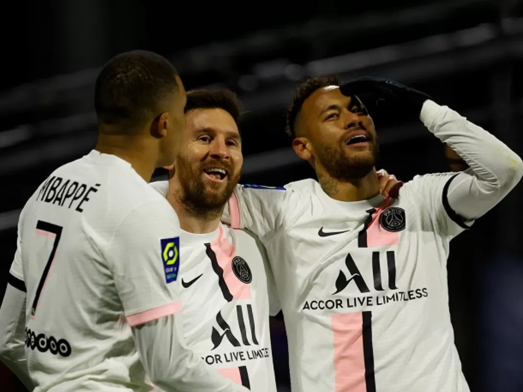 Lionel Messi dan Neymar merayakan kemenangan PSG. (REUTERS/Stephane Mahe)