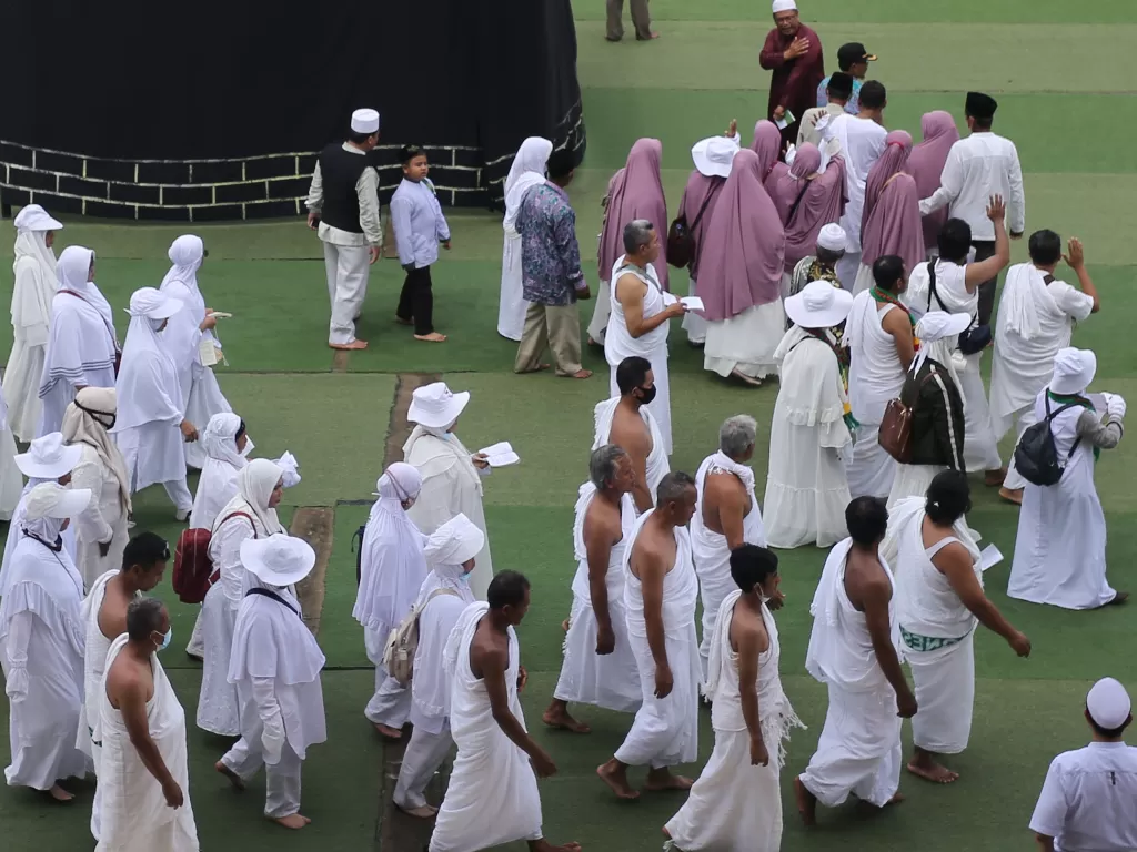 Sejumlah calon jemaah haji berlatih melakukan tawaf saat mengikuti pembinaan dan simulasi tata cara praktek manasik haji di Islamic Center, Indramayu, Jawa Barat, Rabu (11/5/2022). (ANTARA FOTO/Dedhez Anggara)