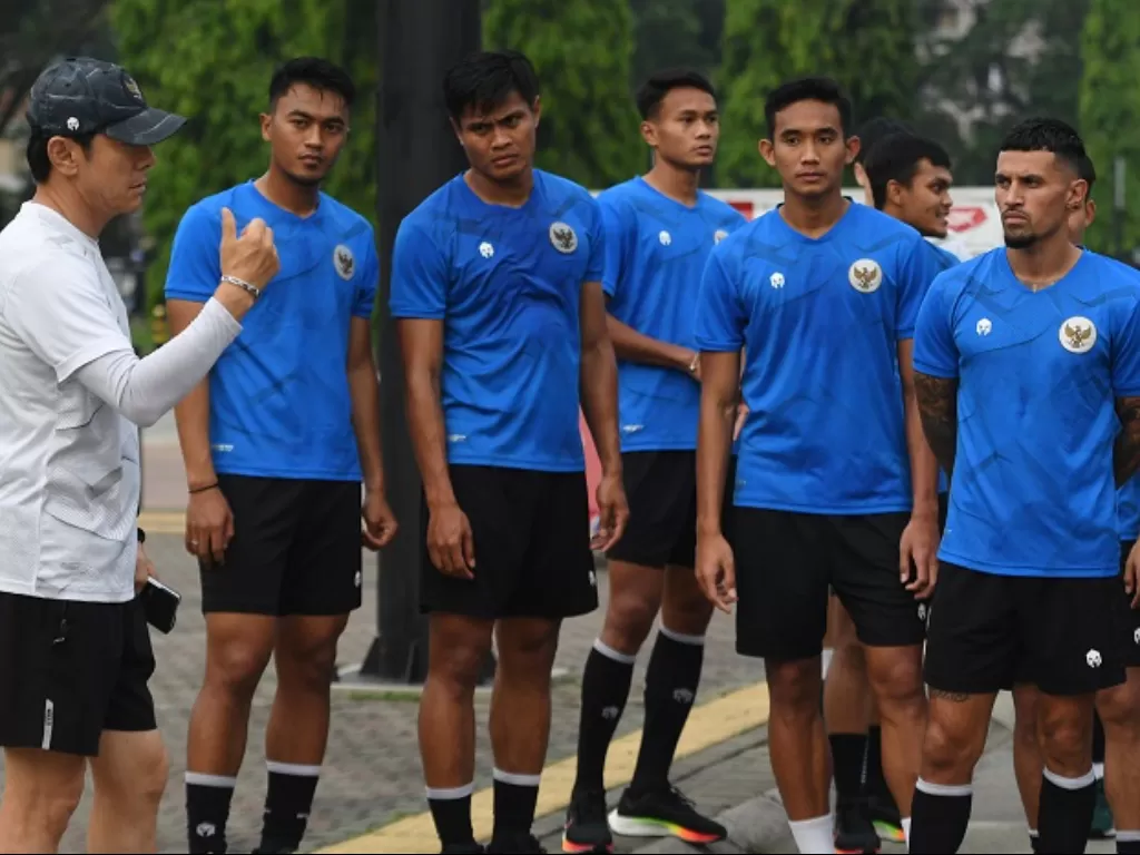 Pelatih Timnas Indonesia Shin Tae-yong (kiri) memberi arahan kepada pemain saat memimpin sesi latihan perdana di Kawasan Gelora Bung Karno, Senayan. (ANTARA FOTO/Hafidz Mubarak A)