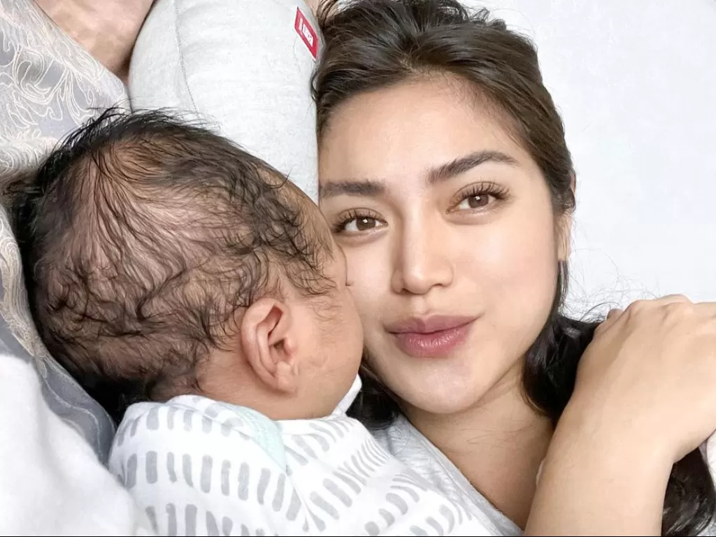 Jessica Iskandar dan anak keduanya, Baby V. (Instagram@inijedar)